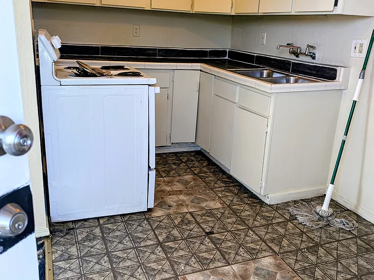 10023 Macarthur Blvd #8 — Photo 9
