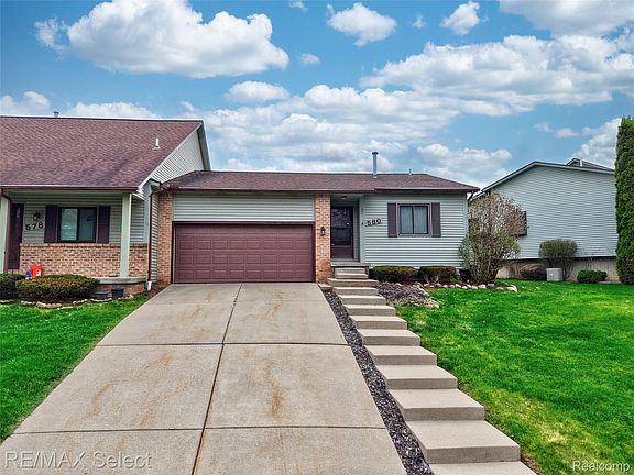 2nd image of 580 Oakbrook Cir