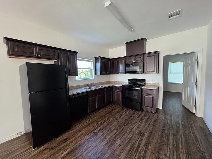 4 bed, 2.0 bath, 1432 sqft, $1,601 — Photo 3