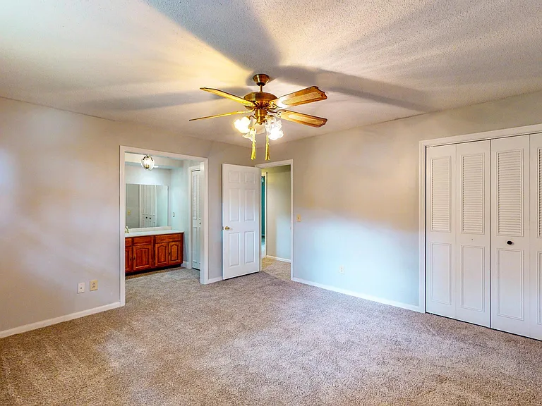 916 Huntington Cir — Photo 29