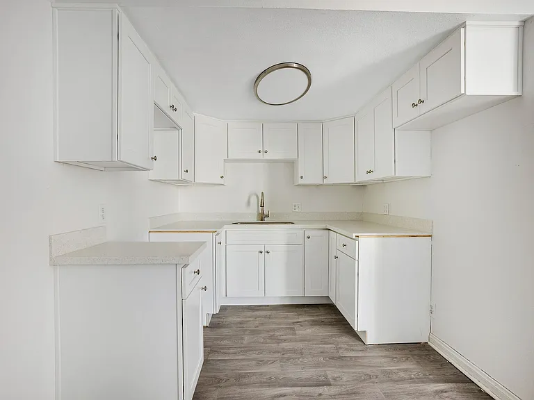 Windsor Arms Apartments — Photo 7