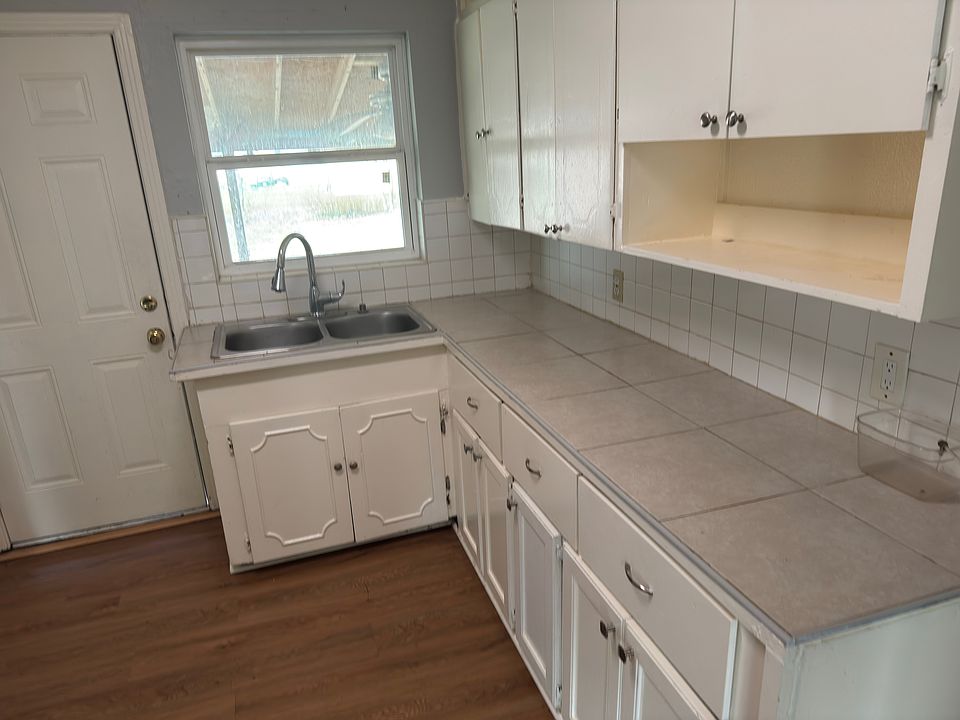 1st image of 1317 Lakeside Dr