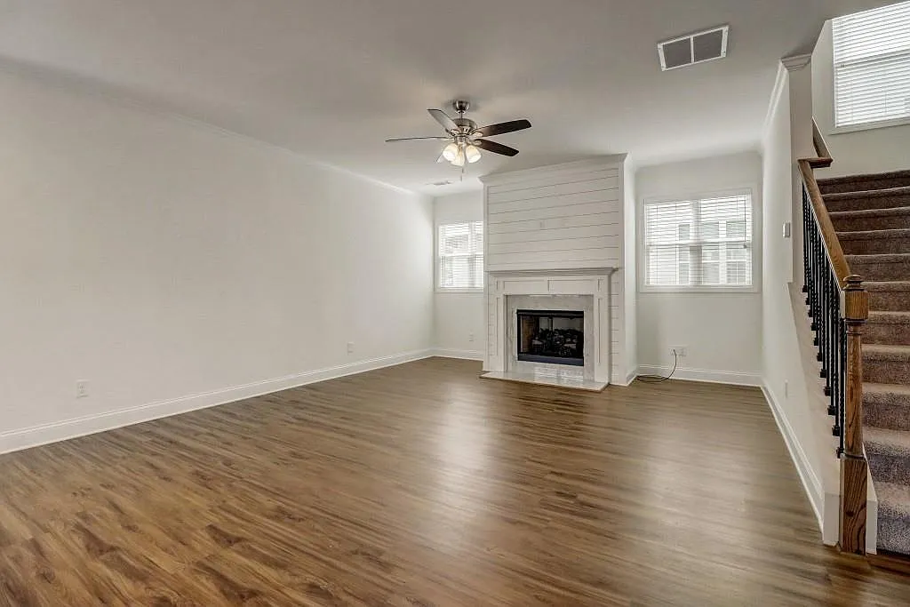 4 bed, 3.0 bath, 2552 sqft, $2,350 — Photo 3