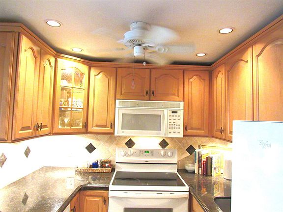 4th image of 184 Ventnor L #184