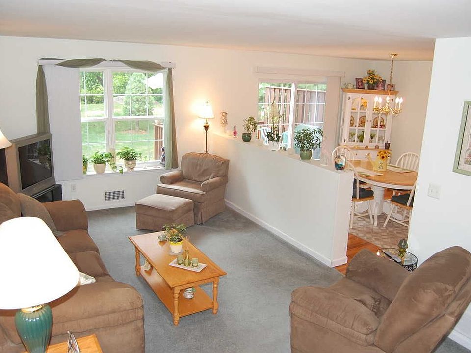 1st image of 136 Pinebrook Dr