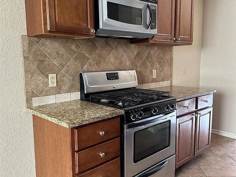 812 Primrose Ln — Photo 6