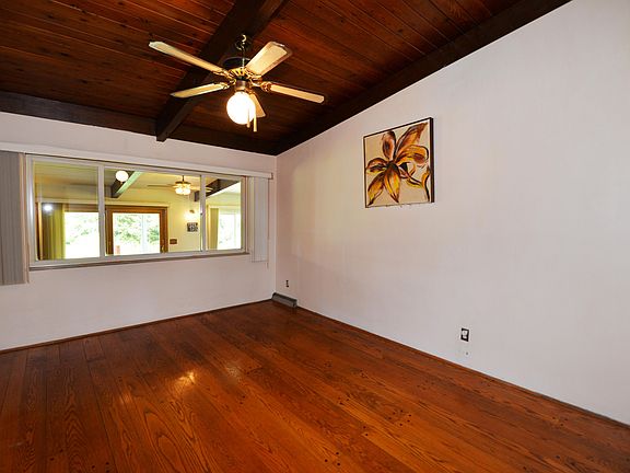 4th image of 121 Blossom Ln