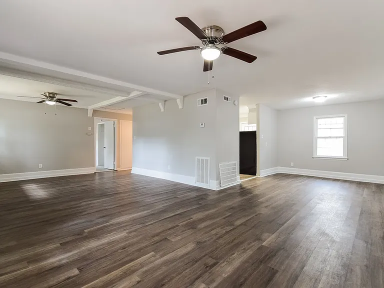 332364_020_living_room_13547566.jpg