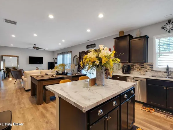 6522 Oak Village Dr, Louisville, KY 40228