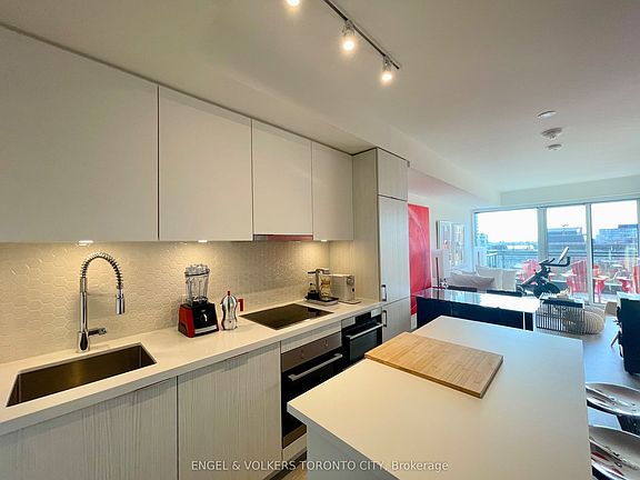 5th image of 158 Front St E #822