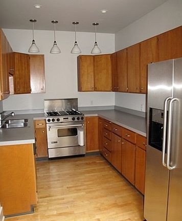 Cheery efficient kitchen