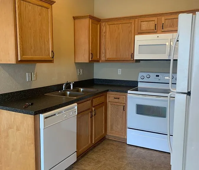 925 NE Deer Creek Dr — Photo 5