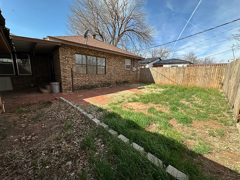 908 Avenue I NW — Photo 2