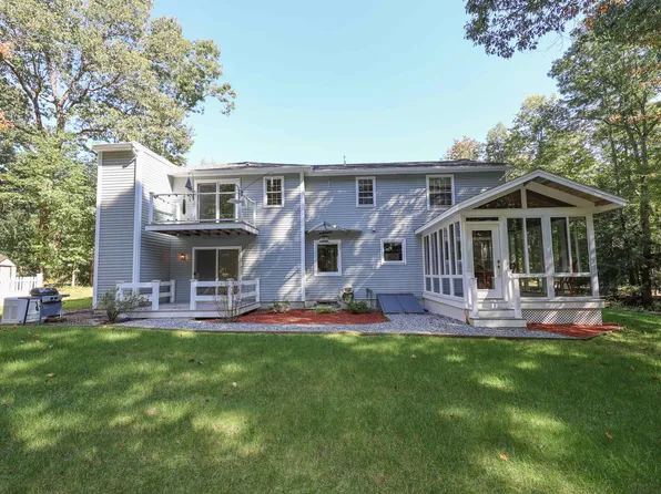 17 Wentworth Drive, Bedford, NH 03110