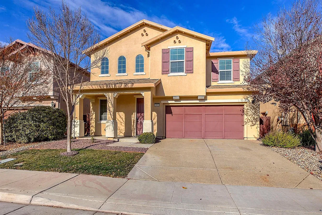3 bed, 2.5 bath, 1795 sqft, $3,000 — Photo 1