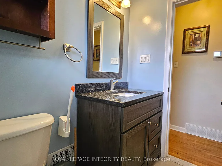 1764 Gage Cres — Photo 16
