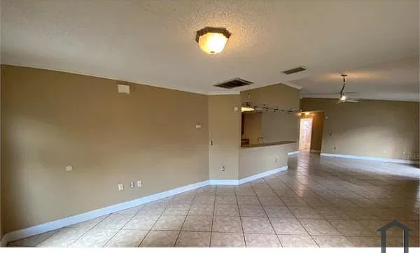 3 bed, 1353 sqft, $2,100 — Photo 3