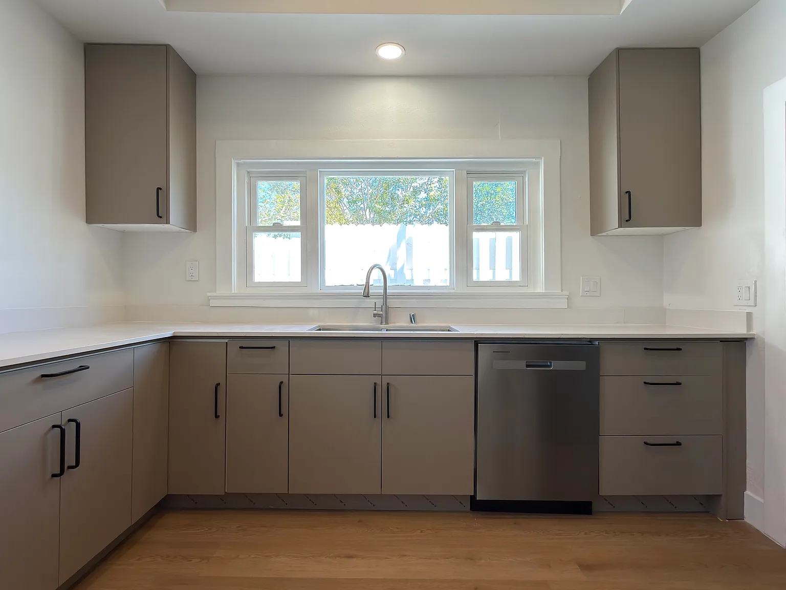 3 bed, 1984 sqft, $4,300 — Photo 3