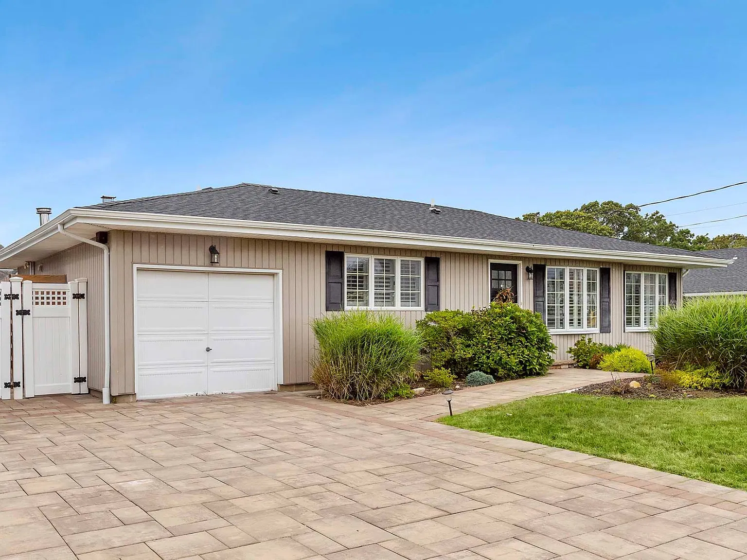 Seamless Waterfront Lifestyle — Photo 2