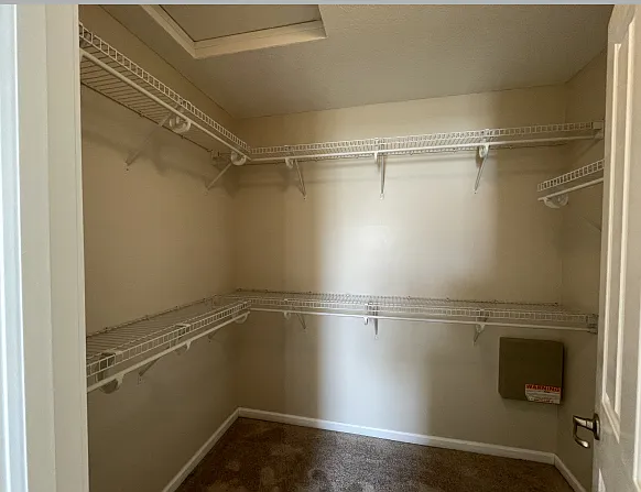 Master Bedroom Large Walking-in Closet