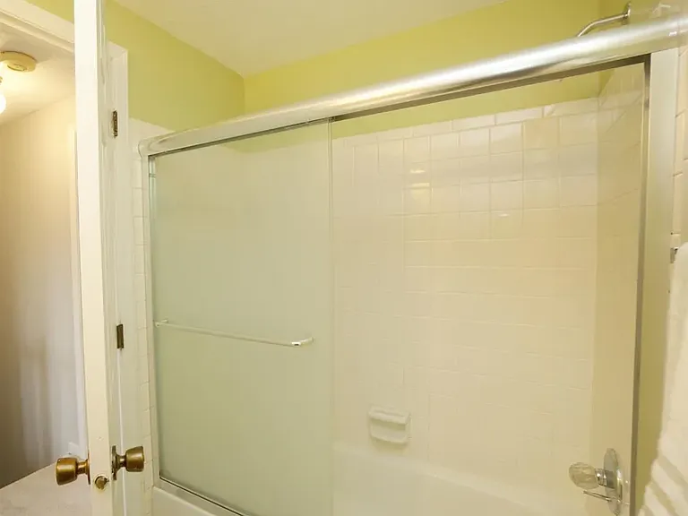 Upstairs full bathroom with tub