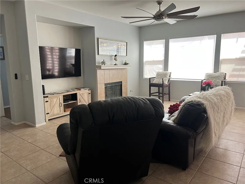 4 bed, 2.5 bath, 1947 sqft, $3,600 — Photo 4