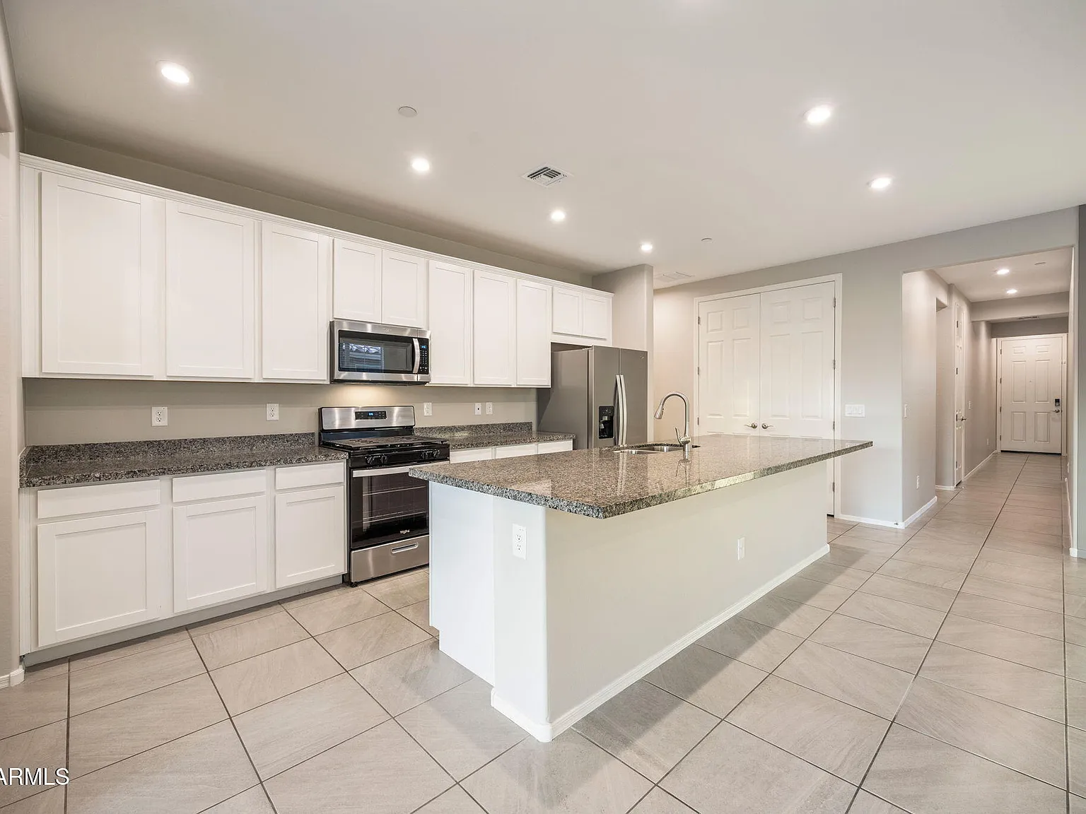 4 bed, 2.5 bath, 1940 sqft, $2,400 — Photo 3