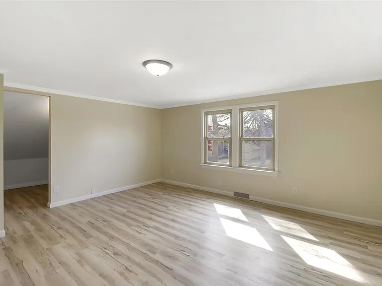 713 W Green St — Photo 16