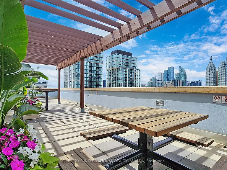 230 King St E #410 — Photo 31