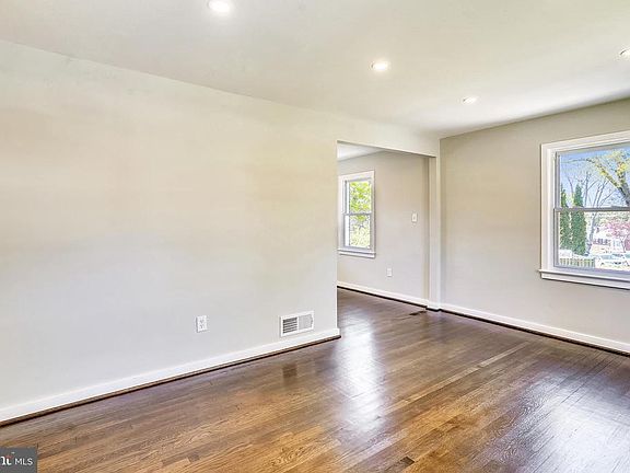 3rd image of 12733 Robindale Dr