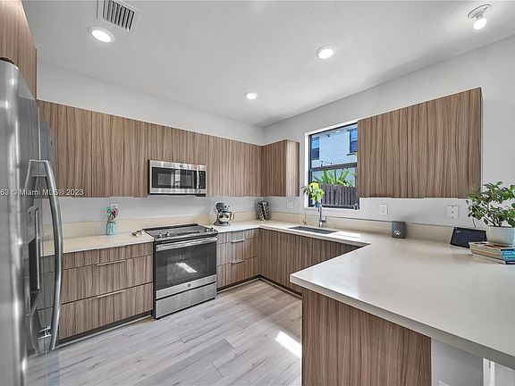 3rd image of 10536 NW 81st Ter