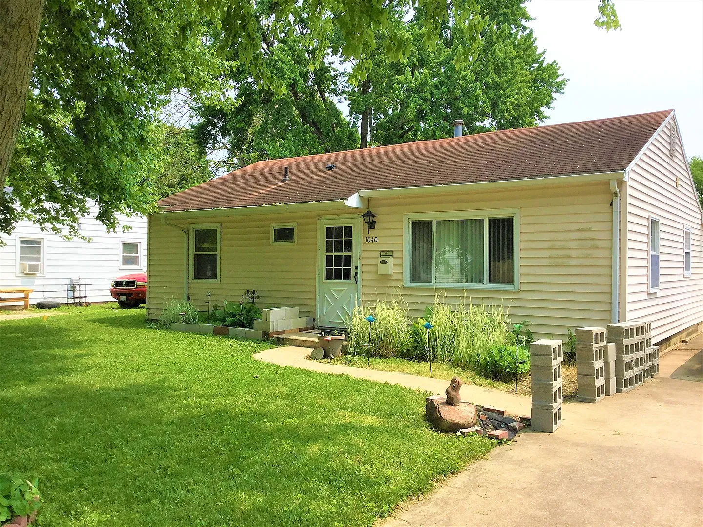 1040 Bel Aire Dr photo 1