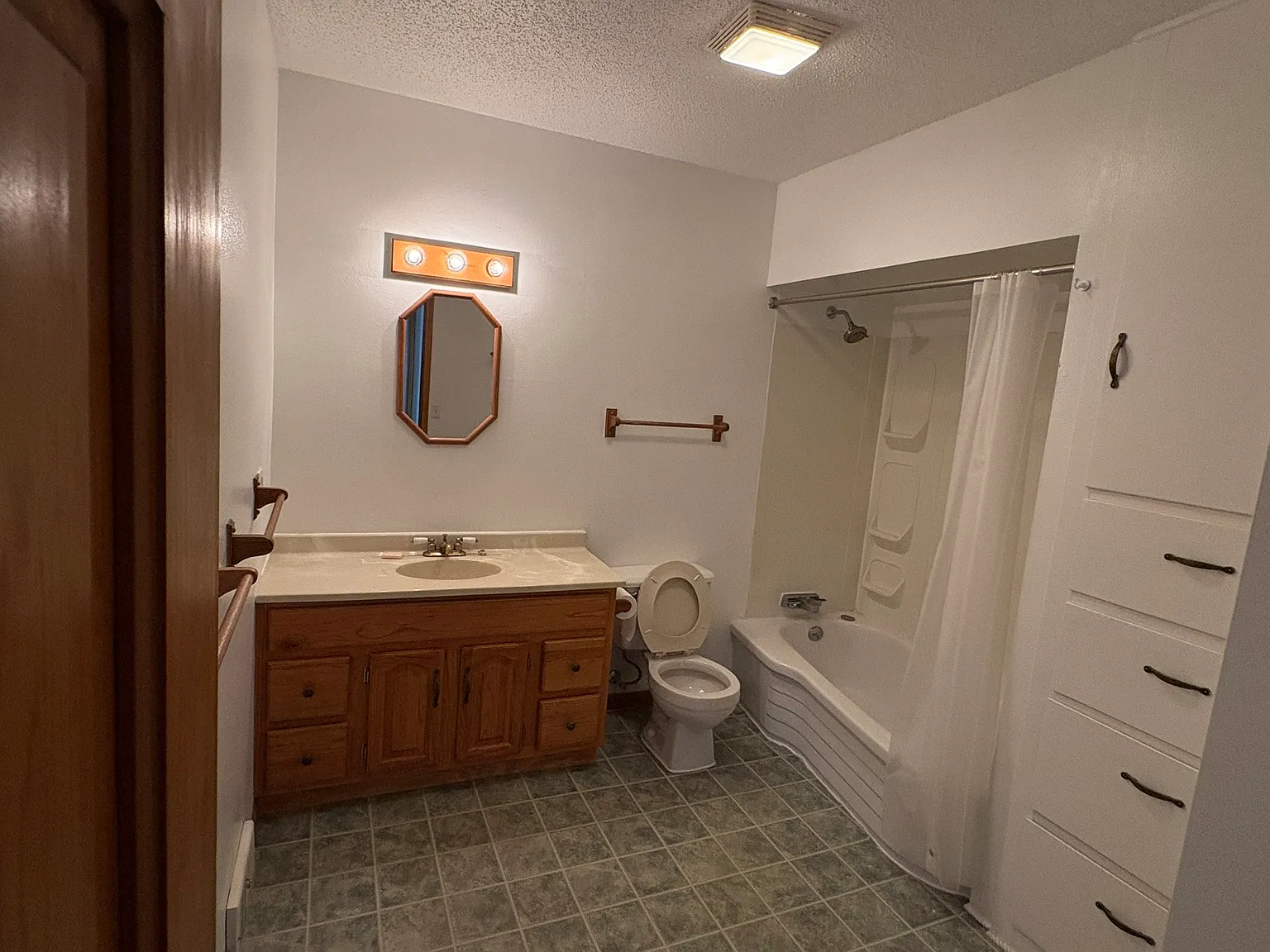3 bed, 765 sqft, $925 — Photo 3