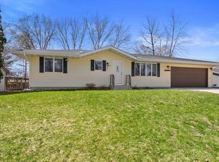 1048 Tyler St S, Shakopee, MN 55379