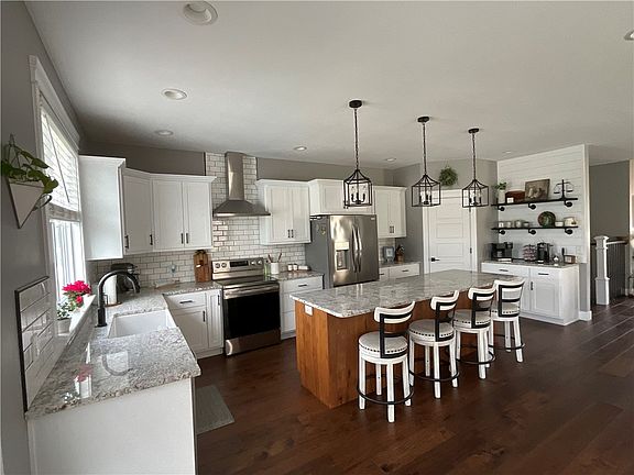 3rd image of 1612 Hunters Pointe Ct