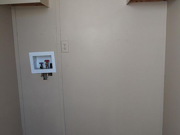 LAUNDRY ROOM (HOOKS UPS).