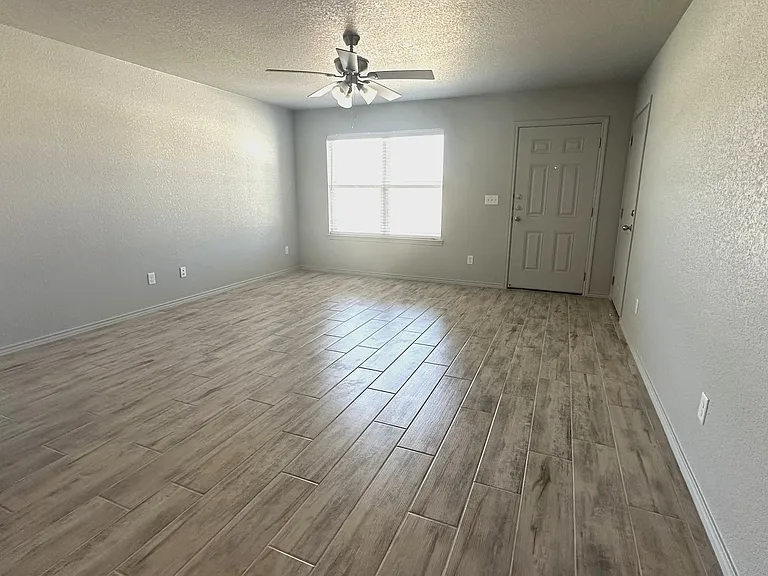 127 Cameron Dr #B — Photo 2
