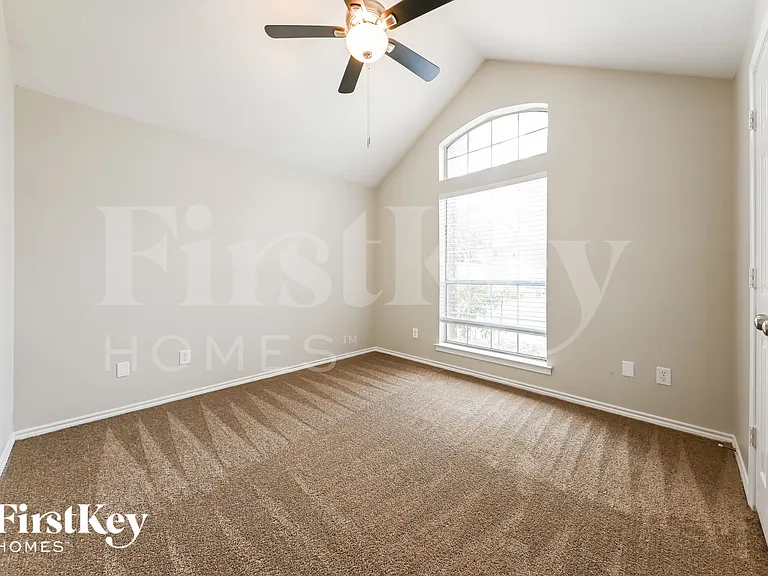542 Renee Ln — Photo 10