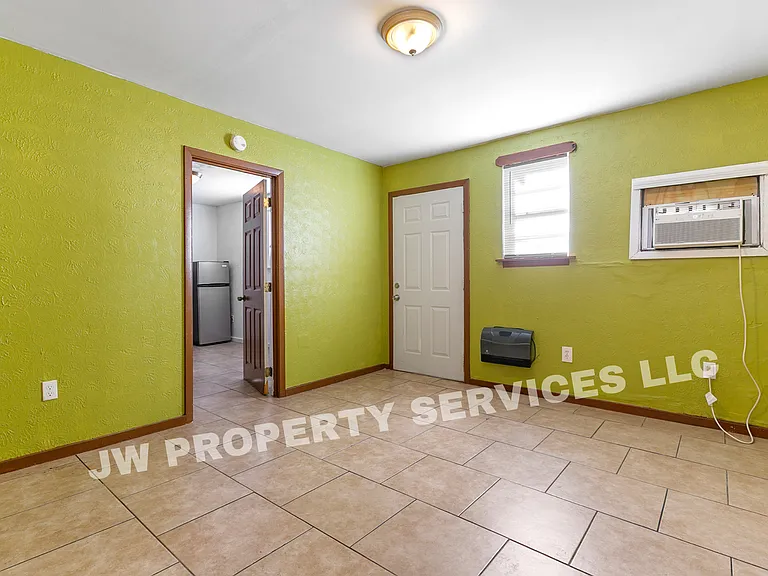 2633 Governor Nicholls — Photo 4