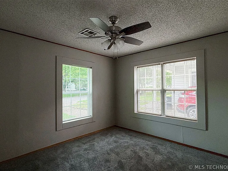 613 W 23rd St — Photo 22