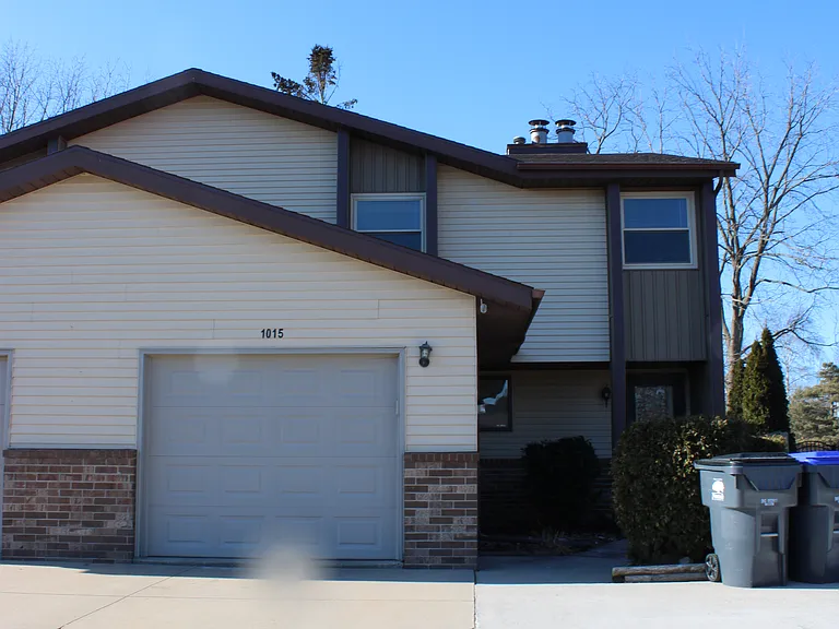 1015 Babcock St — Photo 1