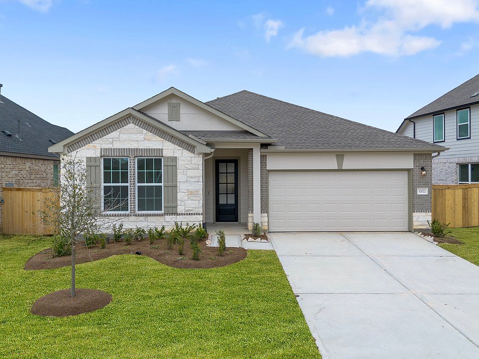 Welcome home to 32022 Meadowlake Mews Lane located in the community of Dellrose and zoned to Waller
