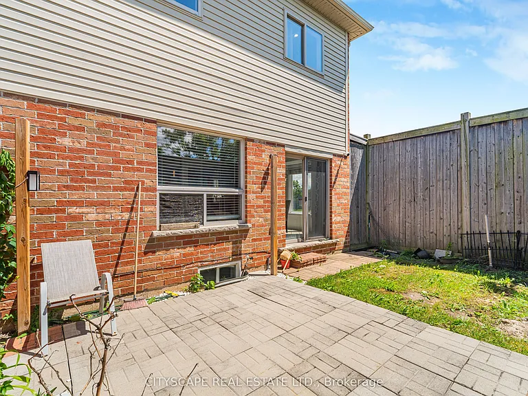 14 Redcedar Cres — Photo 32