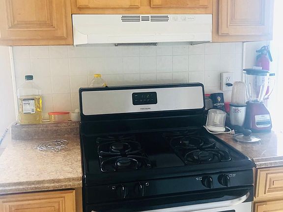 4th image of 820 Newark Ave #2R