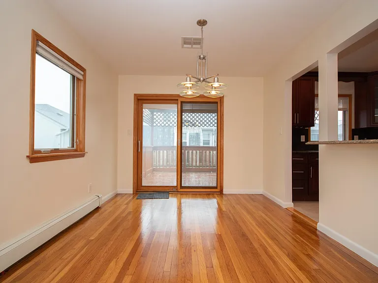 48 Rochester Ave #UPSTAIRS — Photo 10