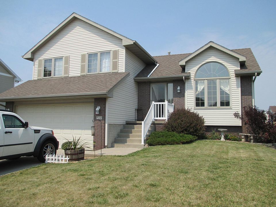 1st image of 712 SE Chaparal Dr