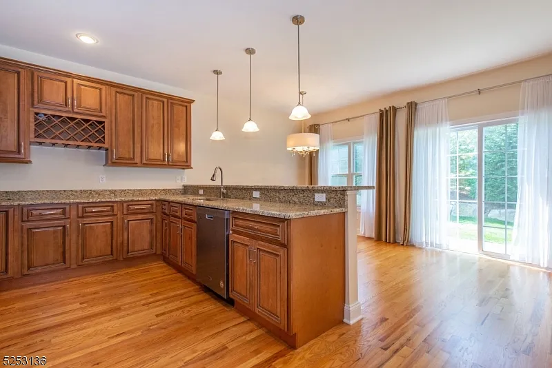 3 bed, 2.5 bath, $4,200 — Photo 3