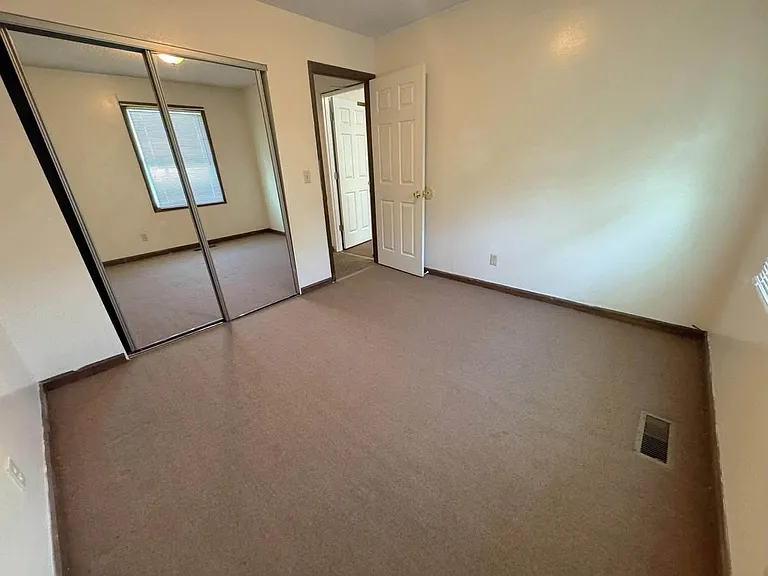 115 Southview Dr — Photo 4