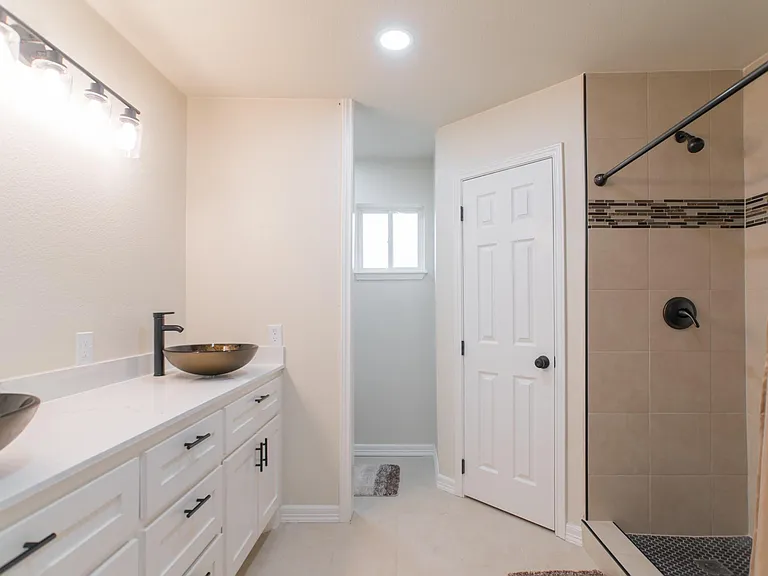 4913 Deerwood Cir — Photo 12