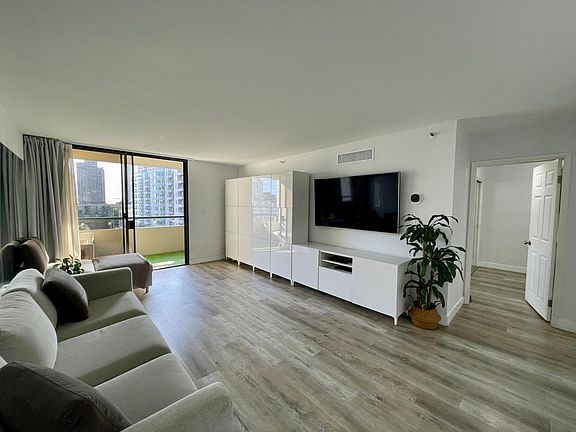 5th image of 600 W 9th St APT 1008